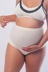 Bombacha maternal de tiro alto confeccionada en lycra reforzada, diseñada con elástico regulable en la cintura y panel frontal para soporte de la zona abdominal.