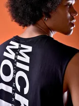 Musculosa negra con estampa frontal de los números 19 y 28 en color blanco.