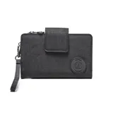 Billetera tipo fichero de tela color negro, con cierre principal, solapa con broche y correa de muñeca extraíble. Presenta un aplique circular con el logo de la marca en el frente.