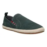 Alpargata de gamuza color verde oscuro, con detalle de elástico lateral a rayas rojas y blancas. Presenta una suela con borde de yute trenzado y base de goma.