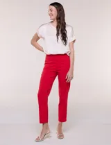 Pantalón de gabardina elastizada color beige, de tiro medio y calce slim. Cuenta con diseño pull-on sin cierres ni botones, cintura ancha, bolsillos delanteros simulados y bolsillos traseros ojal.
