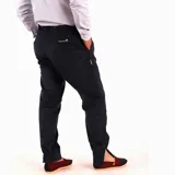 Pantalón de pana color bordó, de corte recto, con bolsillos laterales y traseros.