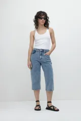 Pantalón capri de jean celeste con efecto lavado, tiro alto, corte recto y largo a la pantorrilla.