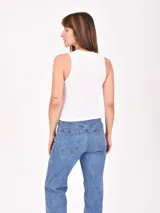 Musculosa negra ajustada al cuerpo, con cuello alto y sisas amplias.