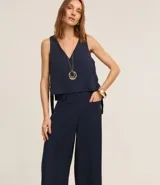 Pantalón pantacourt azul marino de viscosa con lazo delantero, cintura elástica y bolsillos delanteros.