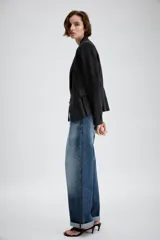 Blazer entallado con diseño peplum, confeccionado en tela con estampado de raya diplomática. Presenta cuello con solapas de muesca, cierre frontal con un botón, mangas largas y bolsillos delanteros con solapa.