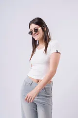 Remera blanca de manga corta, corte ajustado y escote redondo. Presenta un pequeño detalle de etiqueta negra en la manga izquierda.