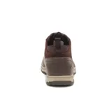 Bota urbana Caterpillar modelo Wrest, confeccionada en cuero de grano completo color marrón. Presenta cuello acolchado en tono más oscuro, cordones jaspeados y suela de goma con tecnología Ease para mayor amortiguación y tracción.