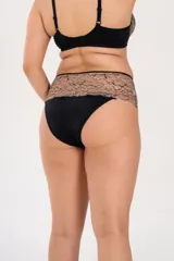 Bombacha de tiro alto color nude con encaje floral negro y elástico negro en la cintura.