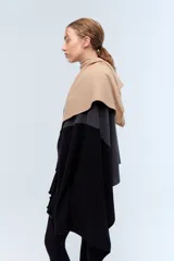 Ruana tejida de punto con bloques de color beige y marrón. Confeccionada en lambswool.