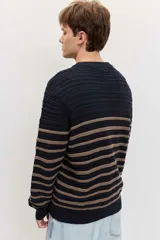 Sweater de punto con rayas horizontales en tonos azul marino y tostado, con cuello redondo, mangas largas y puños y dobladillo acanalados.