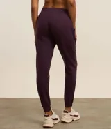 Pantalón de jogging deportivo color bordó, de cintura elástica, con frisos delanteros, bolsillos y puños en los tobillos.