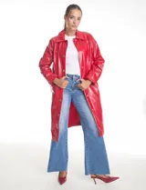 Chaqueta larga tipo trench de charol negro con acabado brillante e impermeable. Presenta cuello con solapa, cierre frontal con botones metálicos plateados y bolsillos laterales. Su diseño es de corte recto y estructura rígida.