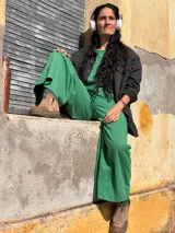 Pantalón tipo palazzo de tiro alto, confeccionado en jersey de algodón color verde. Presenta un diseño amplio con bolsillos laterales y una faja ancha en la cintura que proporciona ajuste y soporte.