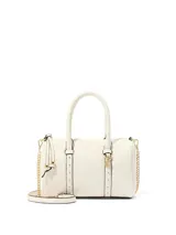 Bolso de mano tipo bowling de color blanco, confeccionado en cuero sintético, con asas superiores y detalles de tachuelas doradas. Incluye una correa cruzada combinada de cadena metálica y tiras de cuero sintético, y cierre superior con cremallera.
