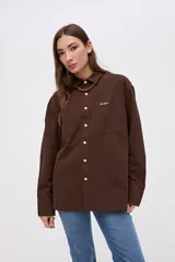 Sobrecamisa de algodón color marrón, con cuello solapa, cierre frontal de botones y bolsillos frontales en el pecho.