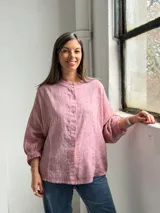 Camisa de lino color rosado, con cuello mao, mangas 3/4 y cierre frontal con botones nacarados.
