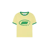 Remera ringer de Eme Studios modelo Special Bossa, color amarillo con detalles en verde oscuro en el cuello y los puños. Presenta un estampado gráfico frontal con un diseño ovalado y estrellas.