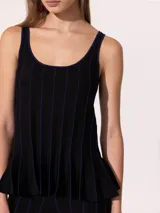 Musculosa negra con rayas verticales azules, de tejido elastizado, con breteles y volados en la parte inferior.