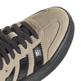 Championes Adidas Samba Xlg de gamuza color beige, con las icónicas tres tiras negras con textura de cocodrilo, suela de caucho texturizada y lengüeta acolchada.