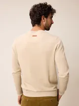 Sweater de punto color azul marino, de corte clásico con cuello redondo y mangas largas, confeccionado en algodón.