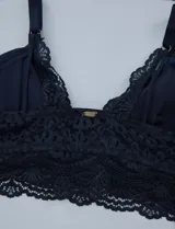 Pack de dos bralettes de encaje marca Jessica Simpson. Uno es de encaje negro y el otro es estampado floral con base borgoña y breteles fijos.
