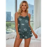 Conjunto de pijama de dos piezas compuesto por una musculosa de tirantes finos y un short, confeccionado en seda sintética con estampado de corazones y ojos cerrados.