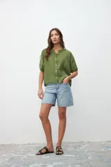 Camisa verde oliva de lino, con cuello mao y mangas cortas abullonadas.