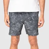 Short de baño con estampado botánico de hojas y flores en líneas blancas sobre fondo negro. Cuenta con cintura elástica, cordón ajustable y bolsillos laterales.