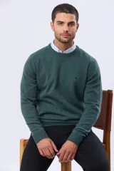 Buzo de lana azul con cuello redondo, manga larga y diseño tejido de punto.
