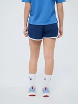 Short de entrenamiento azul marino para mujer, perteneciente al Club Nacional de Football, con detalles en contraste blanco en los bordes y el escudo del club bordado en la pierna derecha.