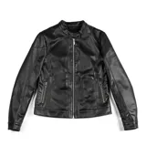 Campera negra símil cuero con cuello redondo, cierre frontal y bolsillos laterales con cierre.