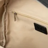 Mochila negra de cuero sintético con cierre superior y bolsillo frontal con cierre. Tiene un asa de mano y correas regulables para los hombros.