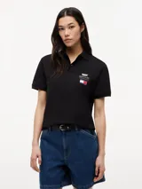 Chomba de algodón elástico con cuello polo y cartera de tres botones. Presenta un diseño de corte regular con cuello y puños de punto canalé, destacando por el logo colaborativo de Tommy Hilfiger y Cadillac Formula 1 en el pecho.