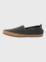 Alpargatas Hush Puppies modelo Hubert, color negro, con suela de yute trenzado y costuras decorativas. Diseño slip-on con elástico en el empeine.
