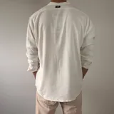 Camisa de lino manga larga de color blanco, con cuello mao y cierre frontal con botones.
