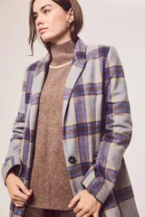 Blazer gris con estampado de cuadros en azul y marrón, solapas de muesca, cierre con un botón y bolsillos con solapa.