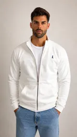 Campera de algodón color blanco, con cierre frontal completo, cuello alto y bolsillos tipo canguro. Presenta un pequeño logo bordado en el pecho.