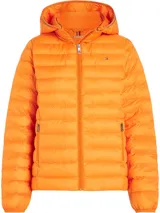 Campera acolchada naranja de poliéster reciclado, repelente al agua, con capucha extraíble, cierre frontal con cremallera, dos bolsillos laterales con cremallera y logo de Tommy Hilfiger bordado en el pecho.