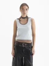 Musculosa de calce al cuerpo con cuello redondo y diseño de doble capa en contraste de color celeste y marrón.