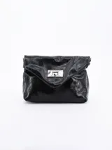 Cartera tipo sobre de cuero sintético color negro con cierre metálico plateado.