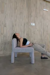 Musculosa de tirantes finos, color gris jaspeado, de corte ajustado y tejido acanalado.