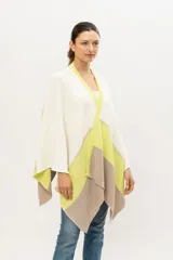 Ruana tejida de punto en algodón, color blanco con detalles en verde y beige.
