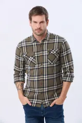 Sobrecamisa de viyela a cuadros en tonos azul, beige y marrón, con dos bolsillos de parche con solapa abotonada en el pecho.