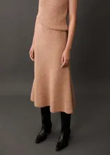 Falda midi de punto acanalado con diseño evasé y cintura elástica.