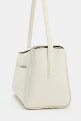 Bolso de hombro de piel color negro, con diseño estructurado, solapa superior y correa ajustable para el hombro.