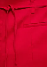 Short de tiro medio confeccionado en mezcla de lino y algodón. Presenta diseño corto, cierre lateral con cremallera invisible, trabillas en la cintura y lazo ajustable. Incluye dos bolsillos de ribete delanteros.