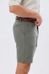 Bermuda clásica de lino, color verde militar, de corte recto, con bolsillos laterales y traseros con ojal y botón.