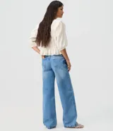 Pantalón de jean premium de tiro medio con corte wide leg, de color azul, con pretina con pasacintos y bolsillos funcionales.