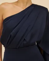 Vestido largo de fiesta azul marino, con un solo hombro y corte asimétrico.